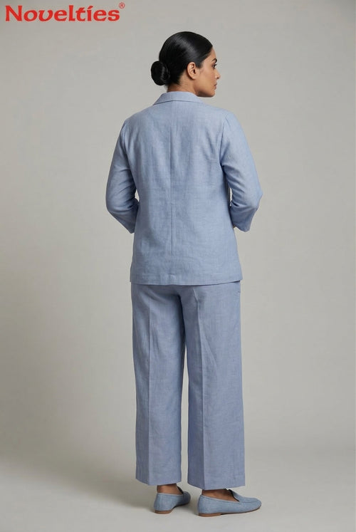Blauer Leinenblazer und Hose mit weitem Bein
