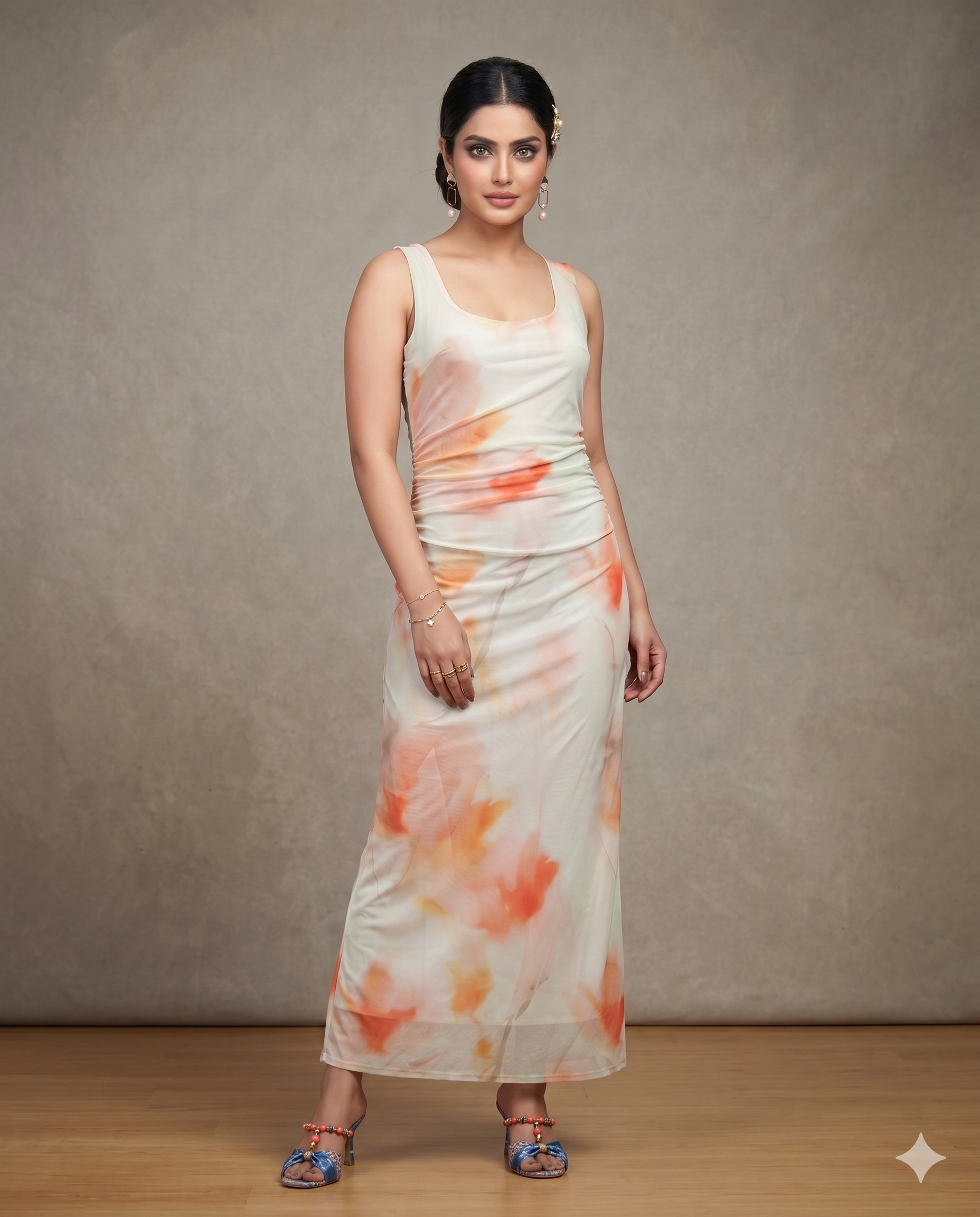 Elfenbeinfarbenes, gerafftes Midikleid mit Blumen-Aquarellmuster
