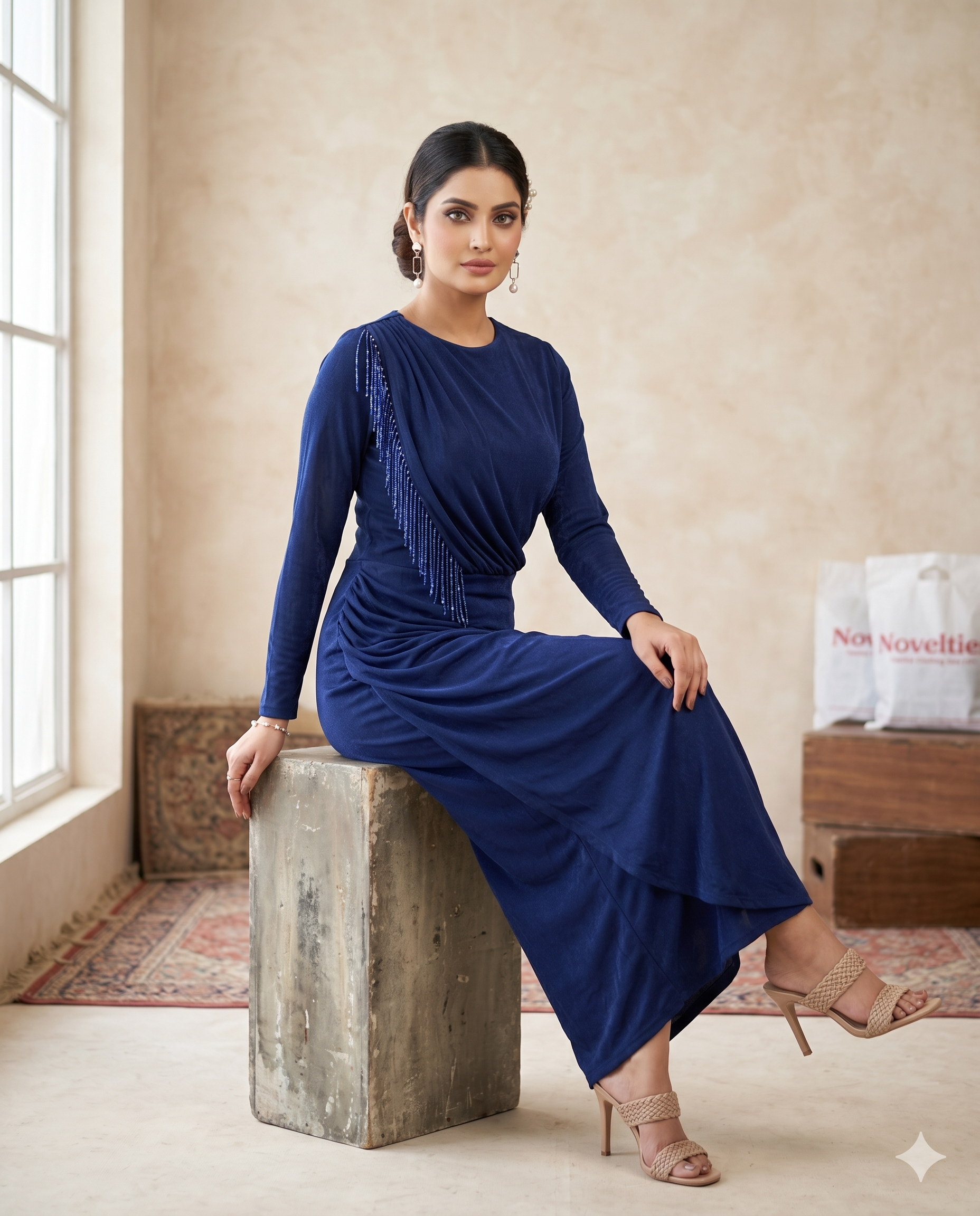 Marineblaues drapiertes Saree-Kleid mit Kristallfransen