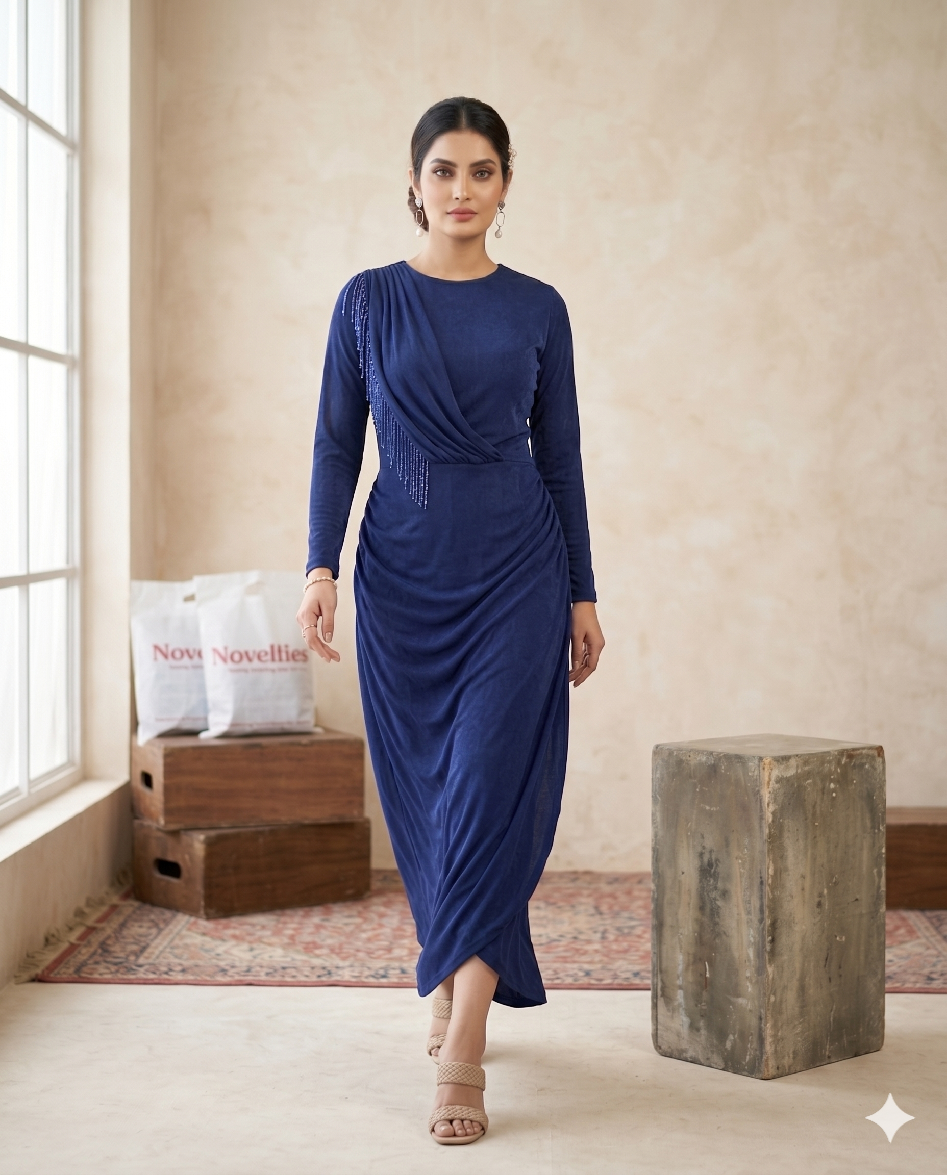 Marineblaues drapiertes Saree-Kleid mit Kristallfransen